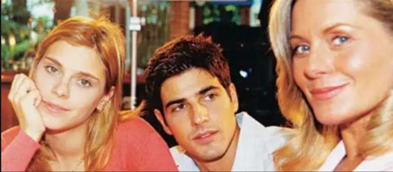 Ainda assim, guarda carinho por sua trajet&oacute;ria na televis&atilde;o, iniciada com &ldquo;La&ccedil;os de Fam&iacute;lia&rdquo;, que completa 25 anos em 2025 e est&aacute; dispon&iacute;vel no Globoplay. Na trama exibida em 2000, ele interpretou Eduardo, um jovem m&eacute;dico envolvido em um tri&acirc;ngulo amoroso com Helena, interpretada por Vera Fischer e Camila, vivida por Carolina Dieckmann.