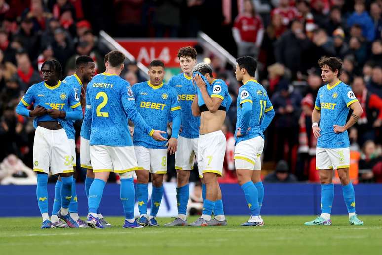 Jogadores do Wolverhampton lamentando a derrota para o Liverpool 
