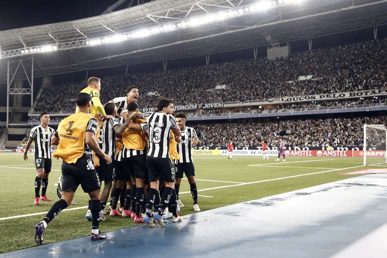 Botafogo comemorando a vit&oacute;ria sobre o Estudiantes 