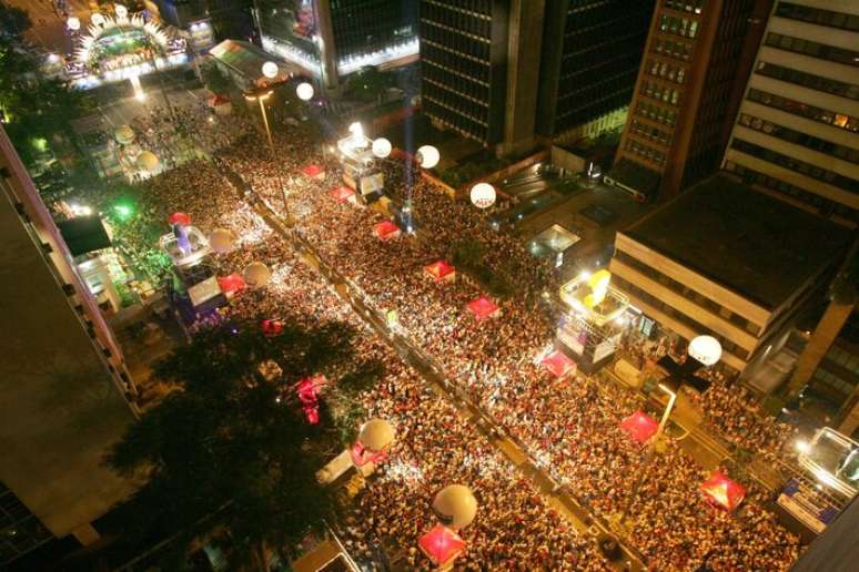 Avenida Paulista durante o R&eacute;veillon de 2024 para 2025.
