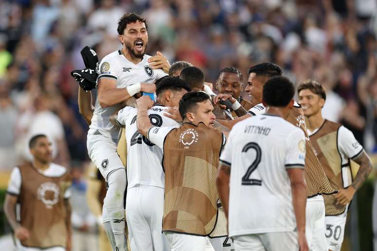 Jogadores do Botafogo comemorando a vit&oacute;ria hist&oacute;rica contra o PSG 