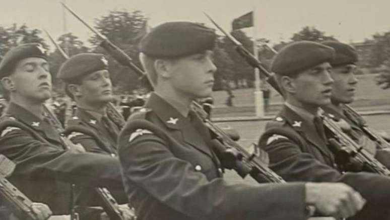 Karl Bushby (centro) serviu por 12 anos no 3&ordm; Batalh&atilde;o do Regimento de Paraquedistas do Reino Unido