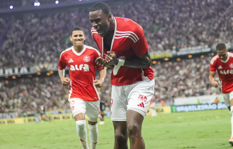 Ricardo Mathias scores one of the goals against Ceará 