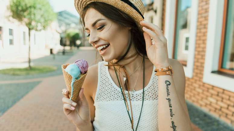 Em dias de calor forte, sobremesas e bebidas geladas parecem uma solu&ccedil;&atilde;o imediata. No entanto, nem sempre s&atilde;o a op&ccedil;&atilde;o mais interessante quando se analisa o que se deve evitar comer em dias extremamente quentes de forma mais ampla &ndash; depositphotos.com / SashaKhalabuzar