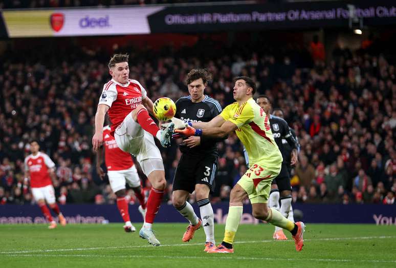 Gy&ouml;keres brigou com a bola nesta noite no Emirates Stadium &ndash;