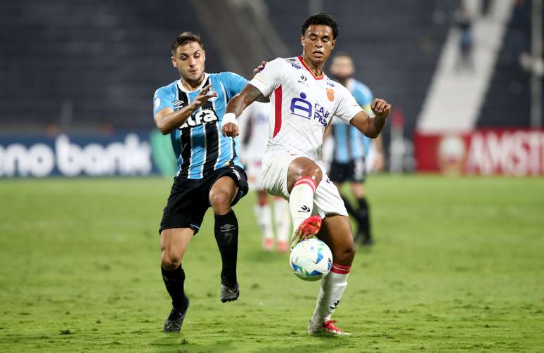 Camilo em a&ccedil;&atilde;o pelo Gr&ecirc;mio na Sul-Americana