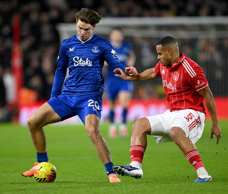 Murillo (do Nottingham, de vermelho) tenta evitar que Dibling (do Everton) leve a melhor.&nbsp; Mas, no fim,seu time perdeu.