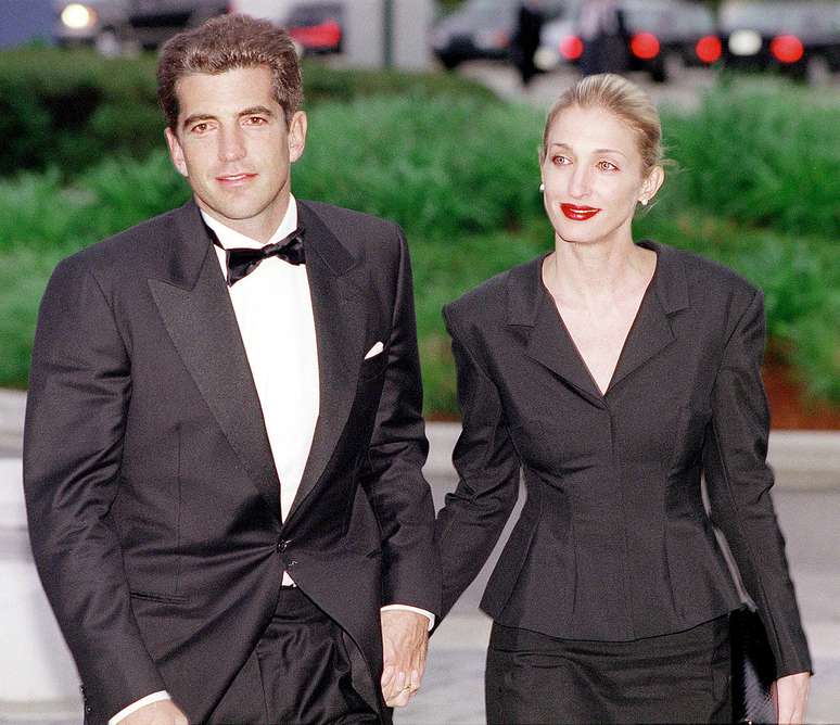 John F. Kennedy Jr. e a esposa Carolyn Bessette morreram em um acidente de avi&atilde;o em 1999