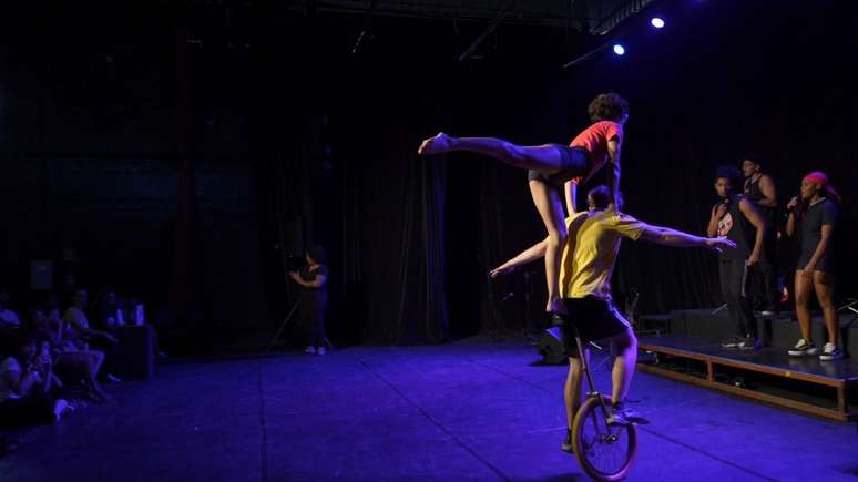 Espet&aacute;culos do Circo Teatro Palombar partem do que &eacute; real na periferia: a m&uacute;sica, encontros na rua, o improviso, o humor.