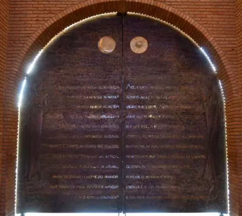 Porta Santa da Bas&iacute;lica de Nossa Senhora Aparecida