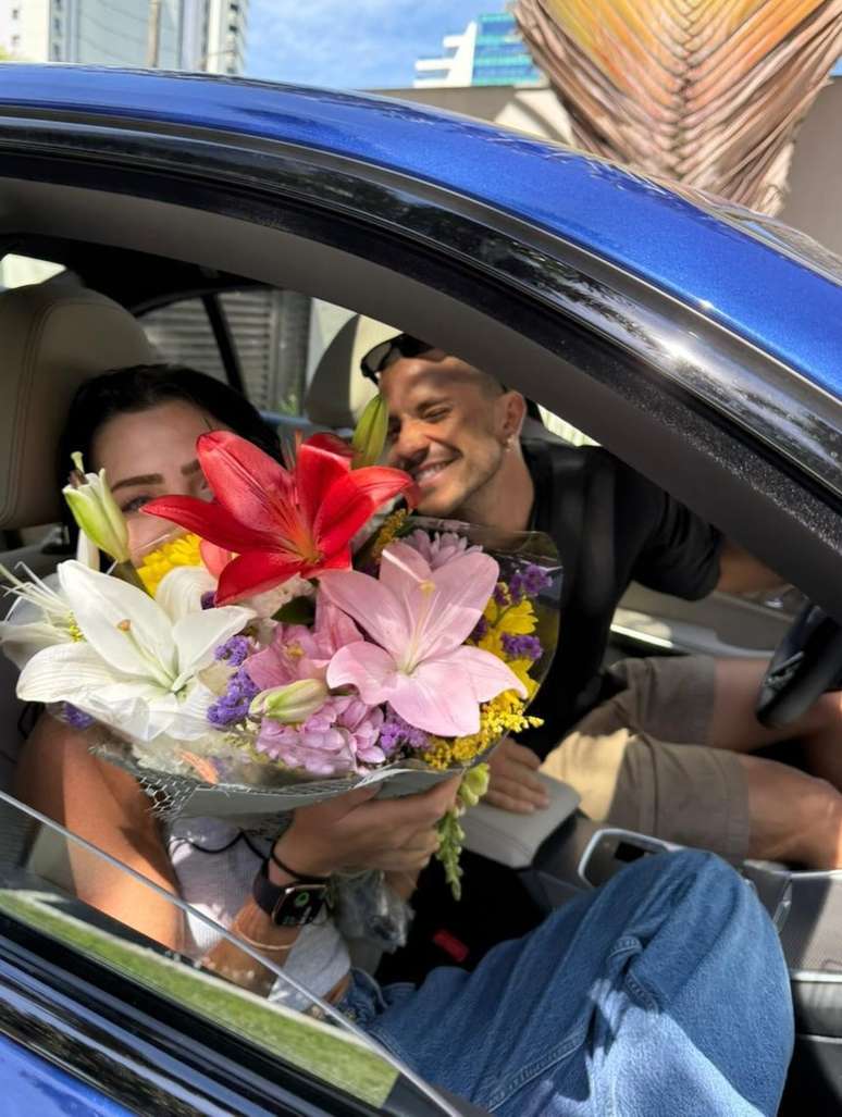 Jade Picon publica foto em clima de romance com Andr&eacute; Lamoglia durante viagem de Ano Novo