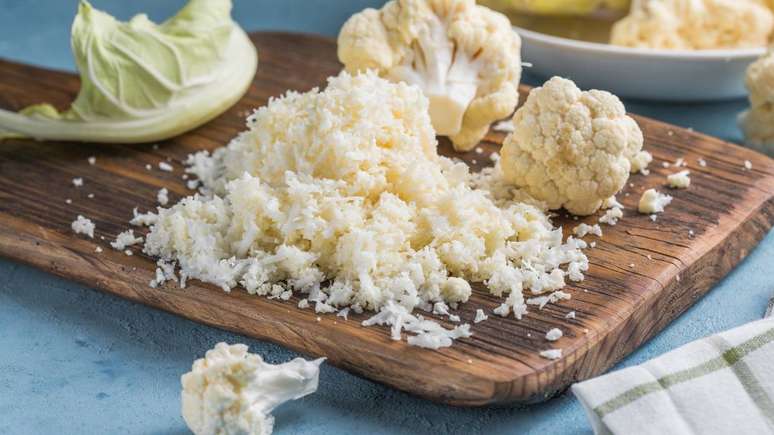 Em refei&ccedil;&otilde;es completas em uma &uacute;nica panela, o arroz de couve-flor pode ser combinado com frango desfiado, carne mo&iacute;da refogada ou ovos mexidos, formando um prato &uacute;nico &ndash; depositphotos.com / sokor