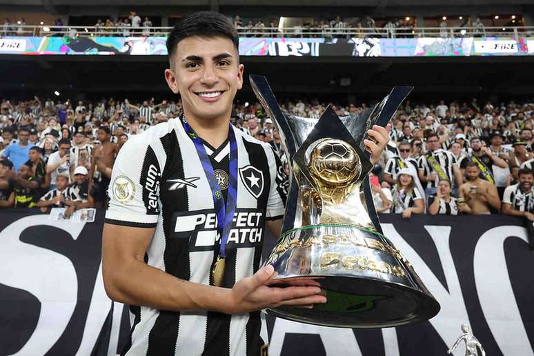 Thiago Almada defendeu o Botafogo em 2024 e conquistou o Brasileir&atilde;o e a Libertadores pelo clube &ndash;
