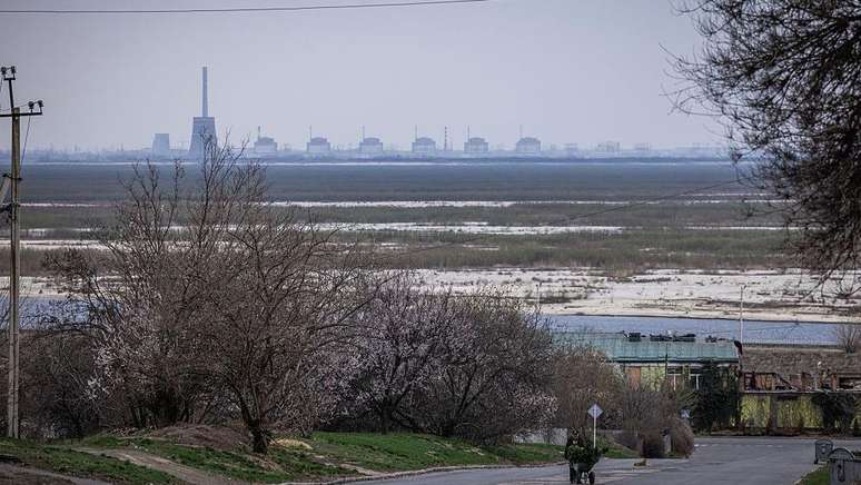 A usina nuclear de Zaporizhzhia domina o cen&aacute;rio sobre o rio Dnipro
