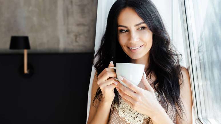 O caf&eacute; filtrado, comum no Brasil, costuma ser o mais estudado e est&aacute; frequentemente associado a benef&iacute;cios hep&aacute;ticos &ndash; depositphotos.com / IgorVetushko