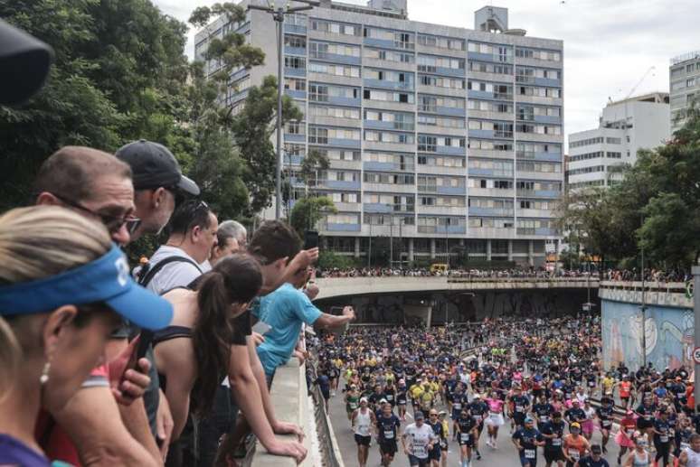 P&uacute;blico acompanha largada da cent&eacute;sima edi&ccedil;&atilde;o da Corrida Internacional de S&atilde;o Silvestre.