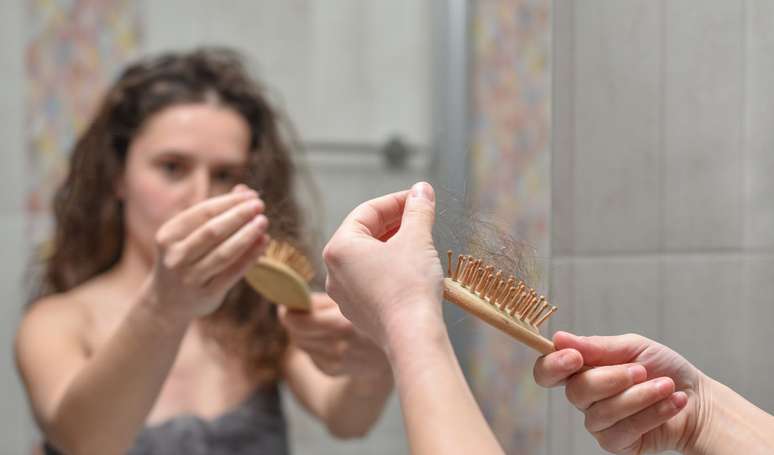 மார்டா லியோன், ஹார்மோன் நிபுணர்: 'ஒவ்வொரு நாளும் நீங்கள் அதிக முடி உதிர்ந்தால், கோலின், பயோட்டின் உட்கொள்வது மற்றும் உங்கள் இரும்பு அளவை சரிபார்க்க வேண்டியது அவசியம்'.