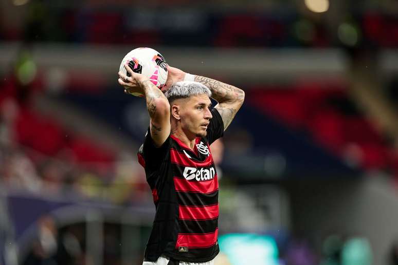 Camisa de 2025, faixas bem mais finas.