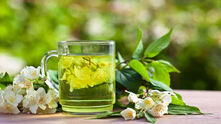 A presen&ccedil;a de cafe&iacute;na, especialmente quando a base &eacute; ch&aacute; verde ou ch&aacute; preto, pode ser um ponto de aten&ccedil;&atilde;o para pessoas sens&iacute;veis ao estimulante, gestantes, pessoas com press&atilde;o alta n&atilde;o controlada ou com dificuldades para dormir &ndash; depositphotos.com / igorr1