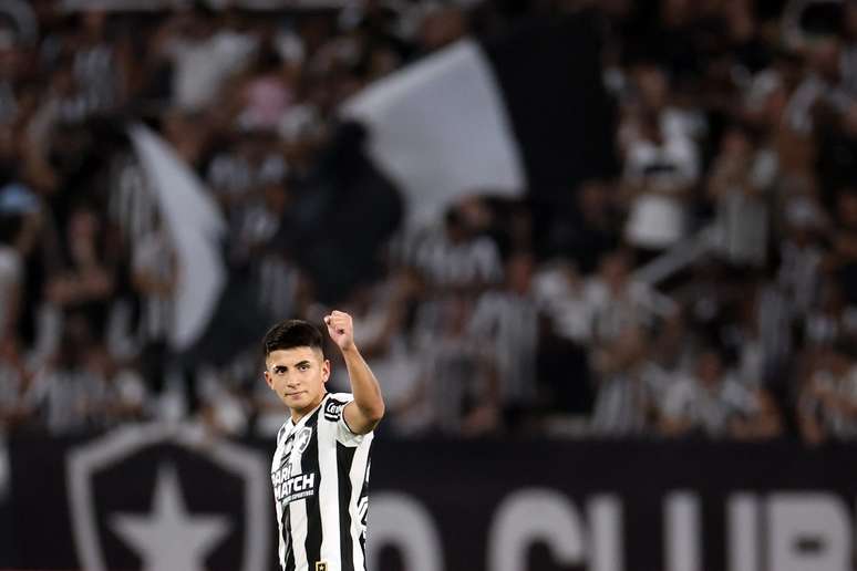 Almada comemorando o seu primeiro gol pelo Botafogo 