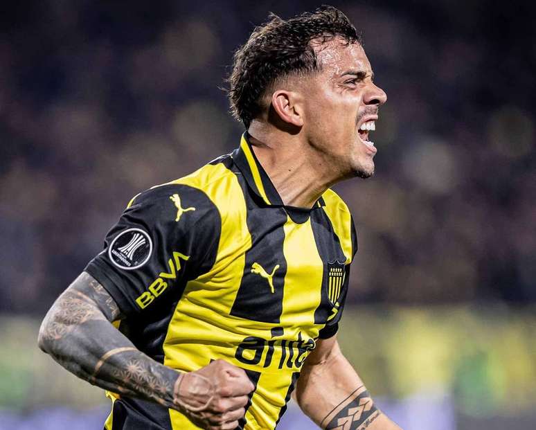 Terans em a&ccedil;&atilde;o com a camisa do Pen&atilde;rol, do Uruguai &ndash;