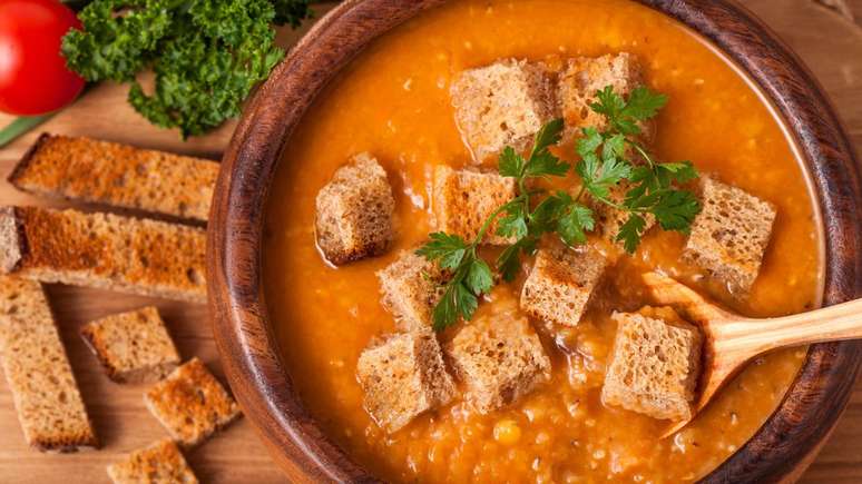 Entre as formas mais comuns de servir a lentilha nas festas de fim de ano, aparecem o cl&aacute;ssico arroz com lentilha, as saladas coloridas e as sopas &ndash;