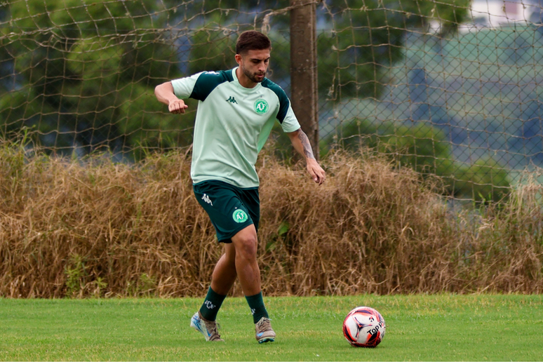 Revelado pela Chapecoense, Cadu agora integra o elenco principal 