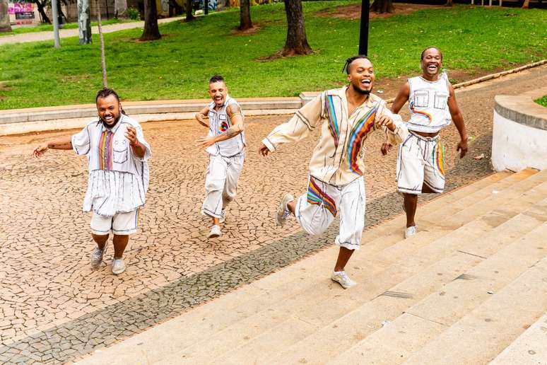 Bruno Garcia Onifad&eacute;, Jhonny Salaberg, Christopher Silva e Djalma Moura criam um espa&ccedil;o onde os corpos e suas hist&oacute;rias viram parte da paisagem.