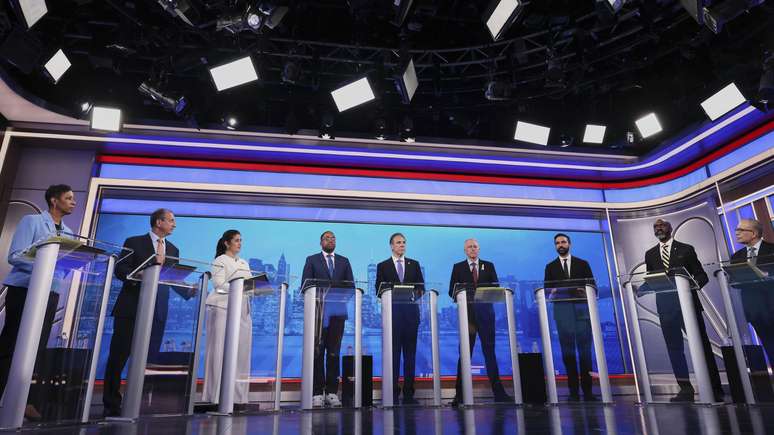 న్యూయార్క్ ఎన్నికలకు డెమోక్రటిక్ నామినేషన్ కోసం తొమ్మిది మంది అభ్యర్థులు పోటీ పడ్డారు. వారు జూన్‌లో ఒక టీవీ చర్చలో పాల్గొన్నారు.