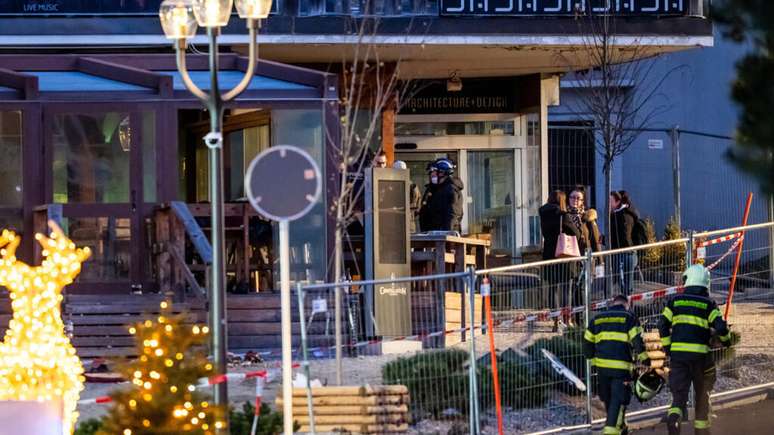 Equipes de resgate s&atilde;o vistas no local da explos&atilde;o seguida de inc&ecirc;ndio que atingiu o bar Le Constellation na esta&ccedil;&atilde;o de esqui de Crans-Montana, a 180 km de Genebra, em 1&ordm; de janeiro de 2026.