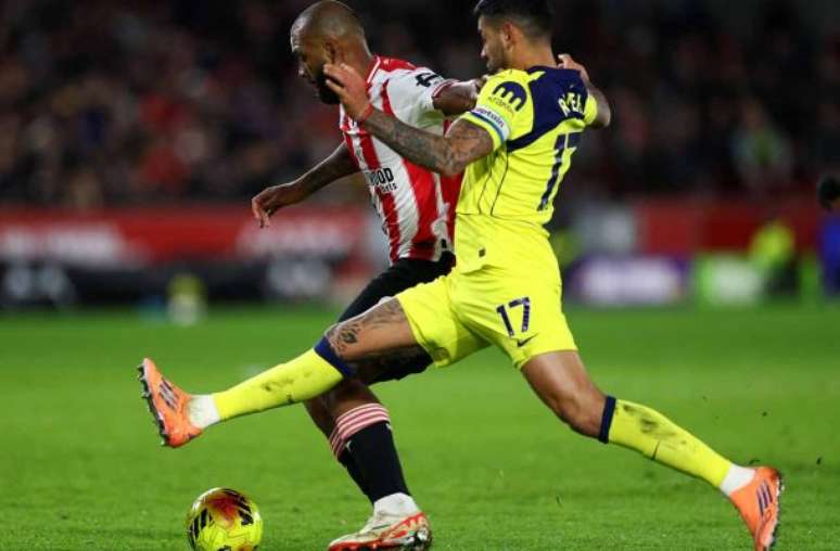 Odobert, do&nbsp; Tottenham (de amarelo) avan&ccedil;a e recebe a marca&ccedil;&atilde;o de&nbsp; Kayode, do&nbsp; Brentford.