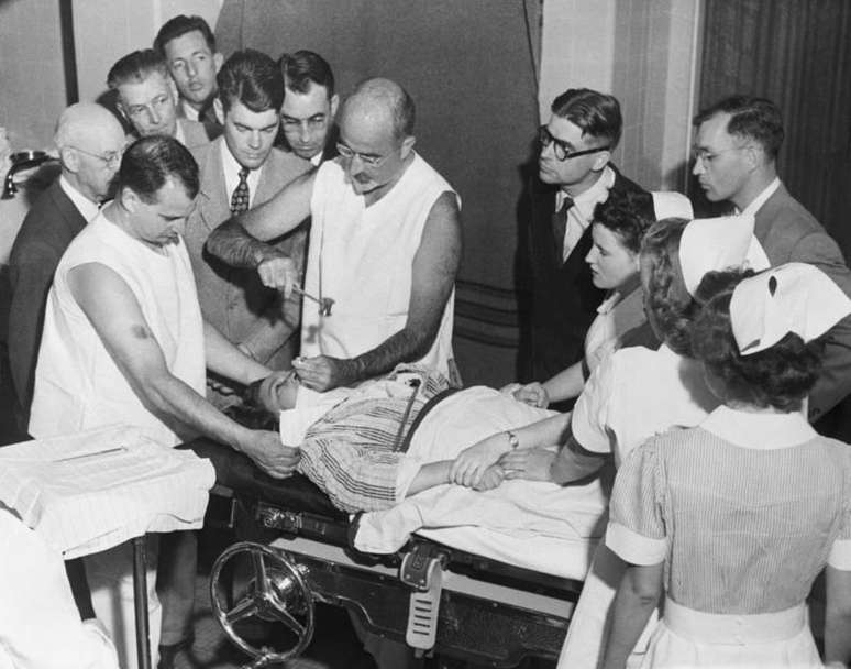 Walter Freeman demonstrando sua t&eacute;cnica de lobotomia transorbital em 1949