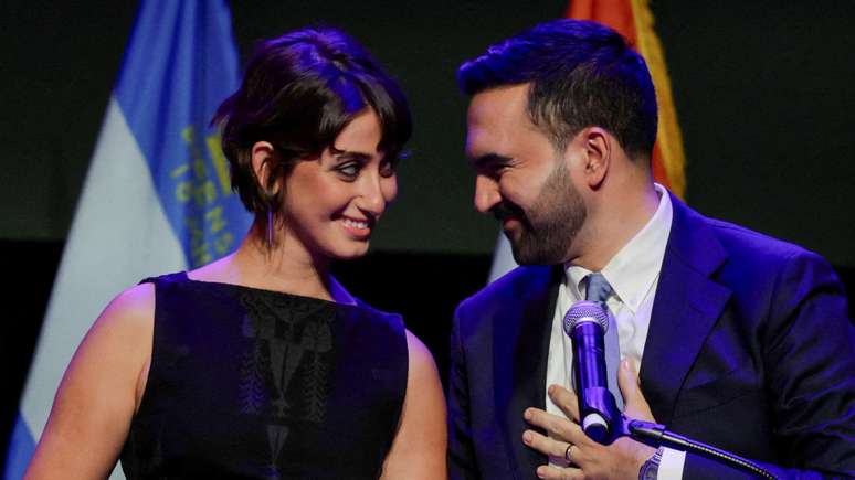 మేయర్ ఎన్నికల్లో గెలిచిన తర్వాత రామ దువాజీ తన భర్త జోహ్రాన్ మమ్దానీతో కలిసి