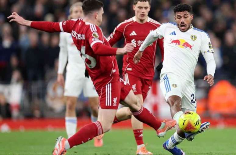 Wirtz (de vermelho) tenta passar pela marca&ccedil;&atilde;odo de Nmecha e Struijk, do&nbsp; Leeds.