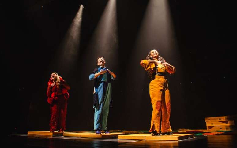 Cia P&eacute; na T&aacute;bua apresenta espet&aacute;culo 'Eu S&oacute; Dan&ccedil;arei Com Voc&ecirc;' no Sesc 24 de Maio.