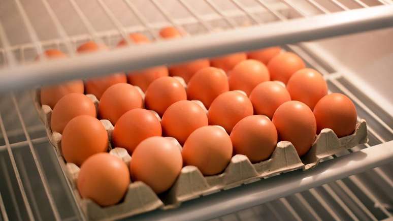 Guardar os ovos na embalagem original protege a casca, evita contamina&ccedil;&atilde;o cruzada e facilita o controle da validade &ndash; depositphotos.com / unusual111