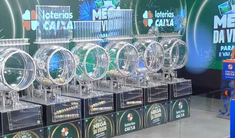 'Situa&ccedil;&atilde;o extraordin&aacute;ria': ao vivo na Globo, diretor da Caixa explica atraso inesperado da Mega da Virada; web detona e re&uacute;ne memes.