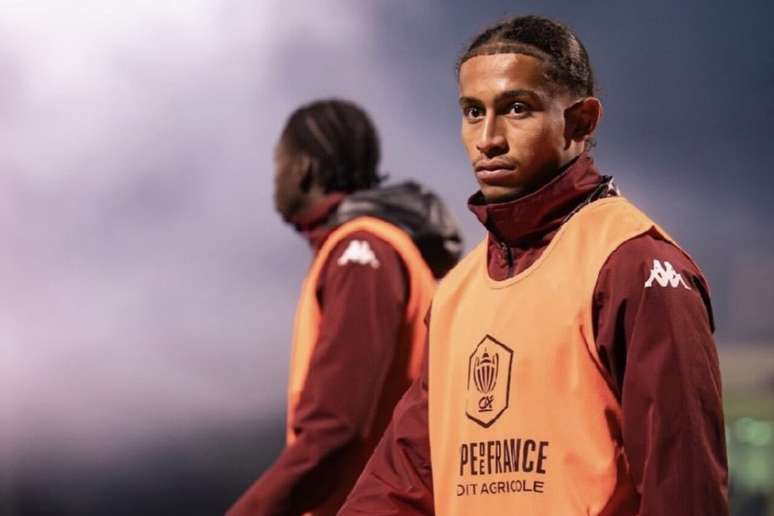 Jovem Tahirys dos Santos, do Metz, est&aacute; entre os feridos em acidente na Su&iacute;&ccedil;a &ndash;