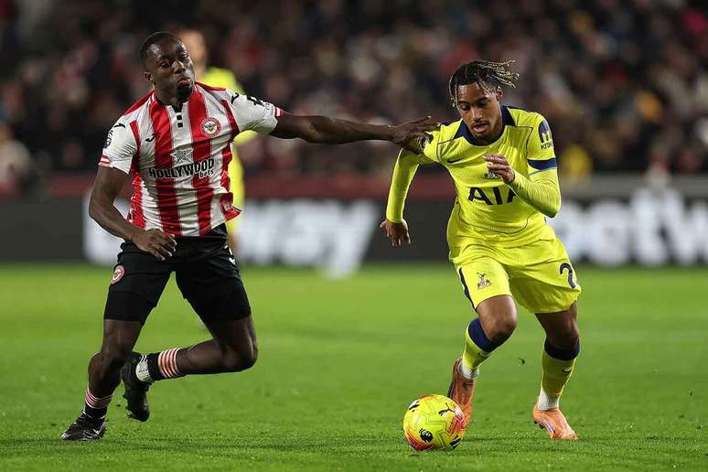 Odobert, do&nbsp; Tottenham (de amarelo) avan&ccedil;a e recebe a marca&ccedil;&atilde;o de&nbsp; Kayode, do&nbsp; Brentford.