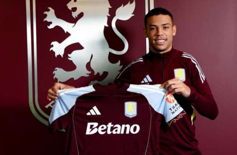 Alysson no momento da assinatura do novo contrato &ndash;&nbsp;