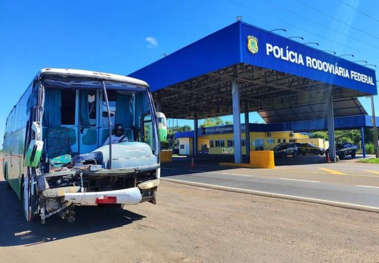 Motorista utilizando capacete em &ocirc;nibus sem para-brisa