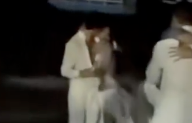 Bruna Marquezine e Shawn Mendes foram vistos aos beijos