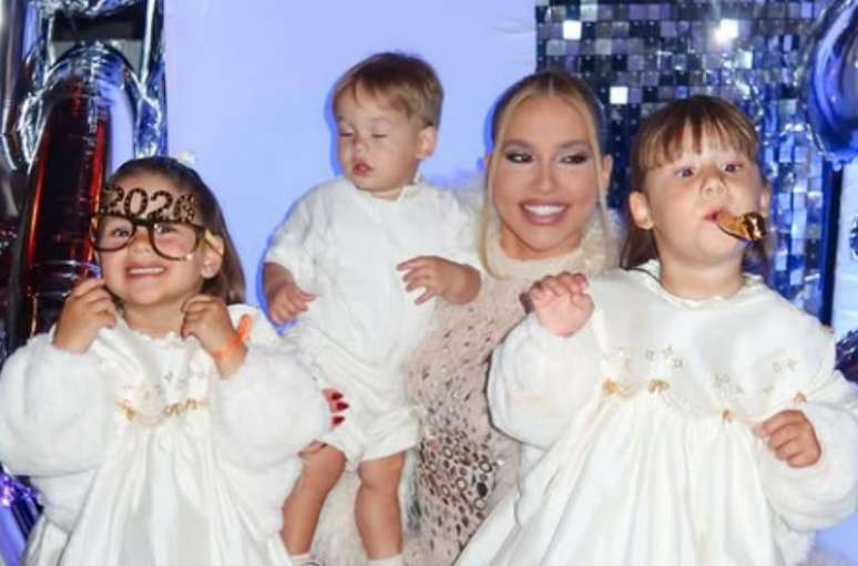 Virginia levou os tr&ecirc;s filhos para passar o ano novo na Espanha