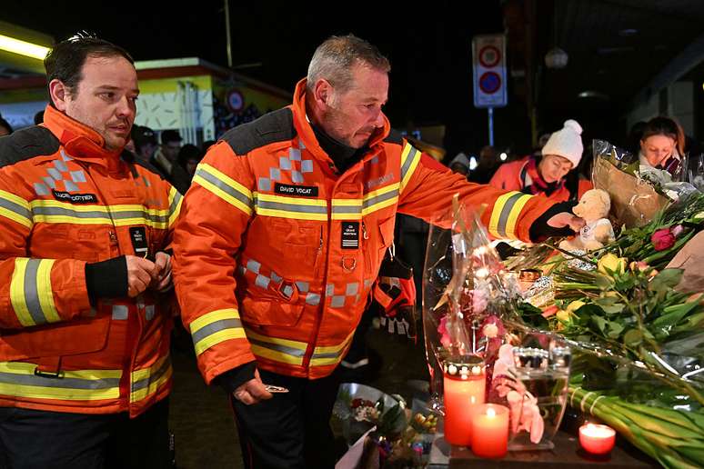Bombeiros homenageiam v&iacute;timas de inc&ecirc;ndio em bar na Su&iacute;&ccedil;a