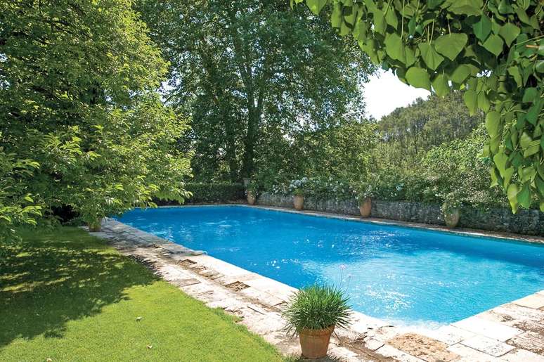 Cercada de vegeta&ccedil;&atilde;o, a piscina oferece a apreciada privacidade