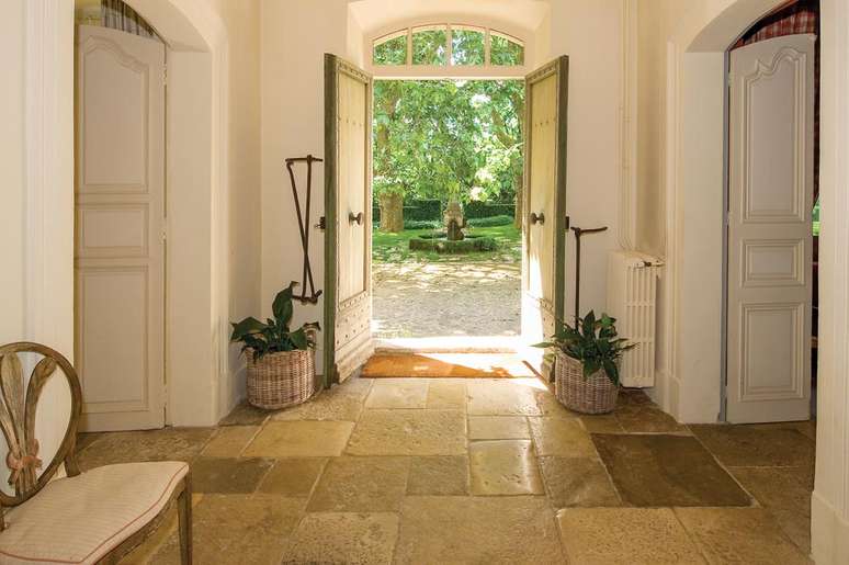 A entrada da mans&atilde;o, erguida no s&eacute;culo 18 e reformada no in&iacute;cio da d&eacute;cada de 1990