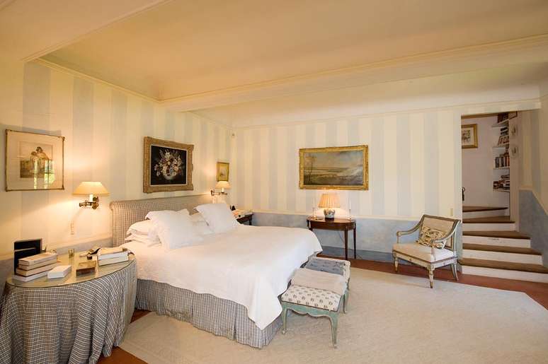 Um dos quartos da mans&atilde;o: conforto e decora&ccedil;&atilde;o cl&aacute;ssica