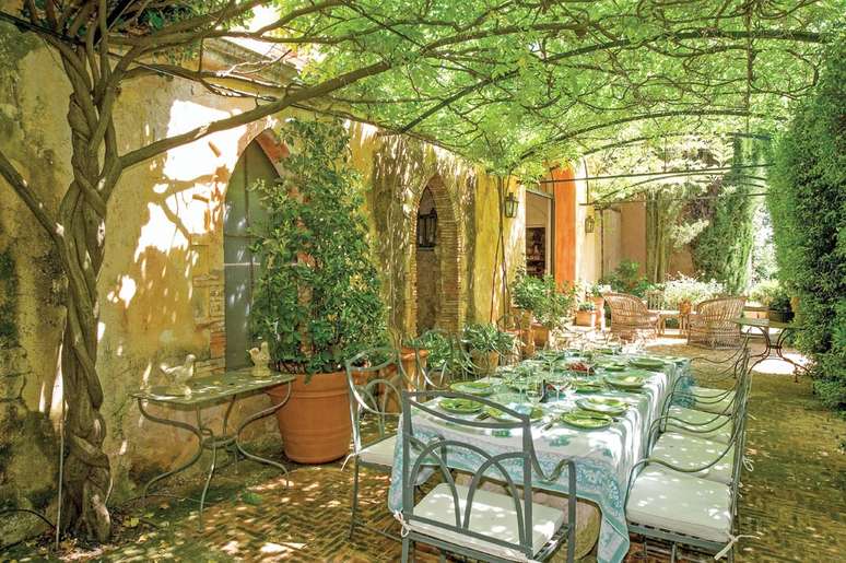 Um dos ambientes mais bonitos da casa &eacute; uma varanda com cobertura verde natural