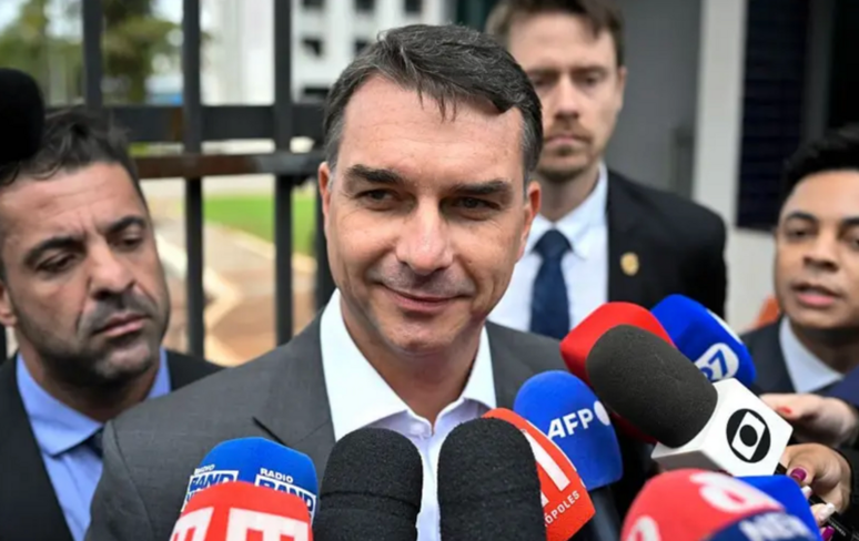 Fl&aacute;vio Bolsonaro leu carta do pai com apoio &agrave; sua candidatura; na foto, ele aparece falando com jornalistas ap&oacute;s deixar a sede da Pol&iacute;cia Federal