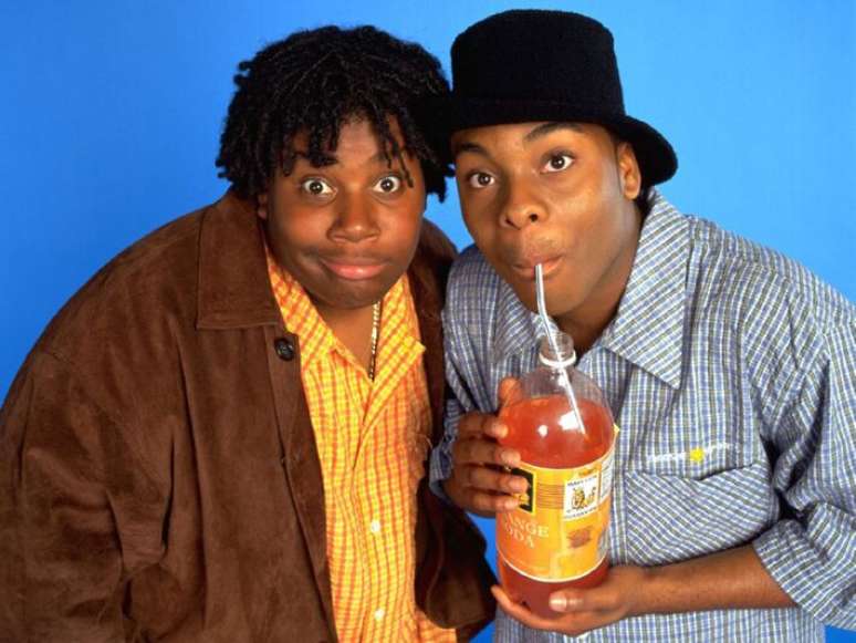 Os amigos Kenan Rockmore (Kenan Thompson) e Kel Kimble (Kel Mitchell) - com o amado refrigerante de laranja - na sitcom dos anos 90